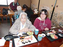 昼食でお寿司屋さんに外出しました！