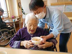 ご飯を詰めたり