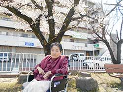 赤色の洋服が桜と合っています