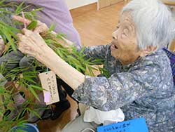 みんなで飾り付けです