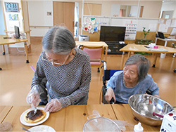 餡子を塗っています