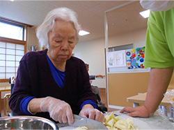 野菜を切っています