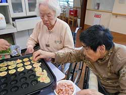 中身はウインナーやコーン・チーズ・餡子など食べやすい具材