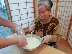 おやつ作りをしています