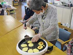 生地を混ぜたり焼いたり、作業が簡単なのでみんなで楽しく作ることが出来ました(*^▽^*)