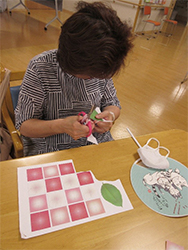 葉っぱを切っています