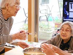 具材を切ってもらったり、生地を混ぜてもらったりしていただきました★