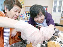 提灯の飾り付けをしたり