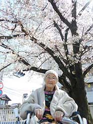 満開な桜と記念撮影